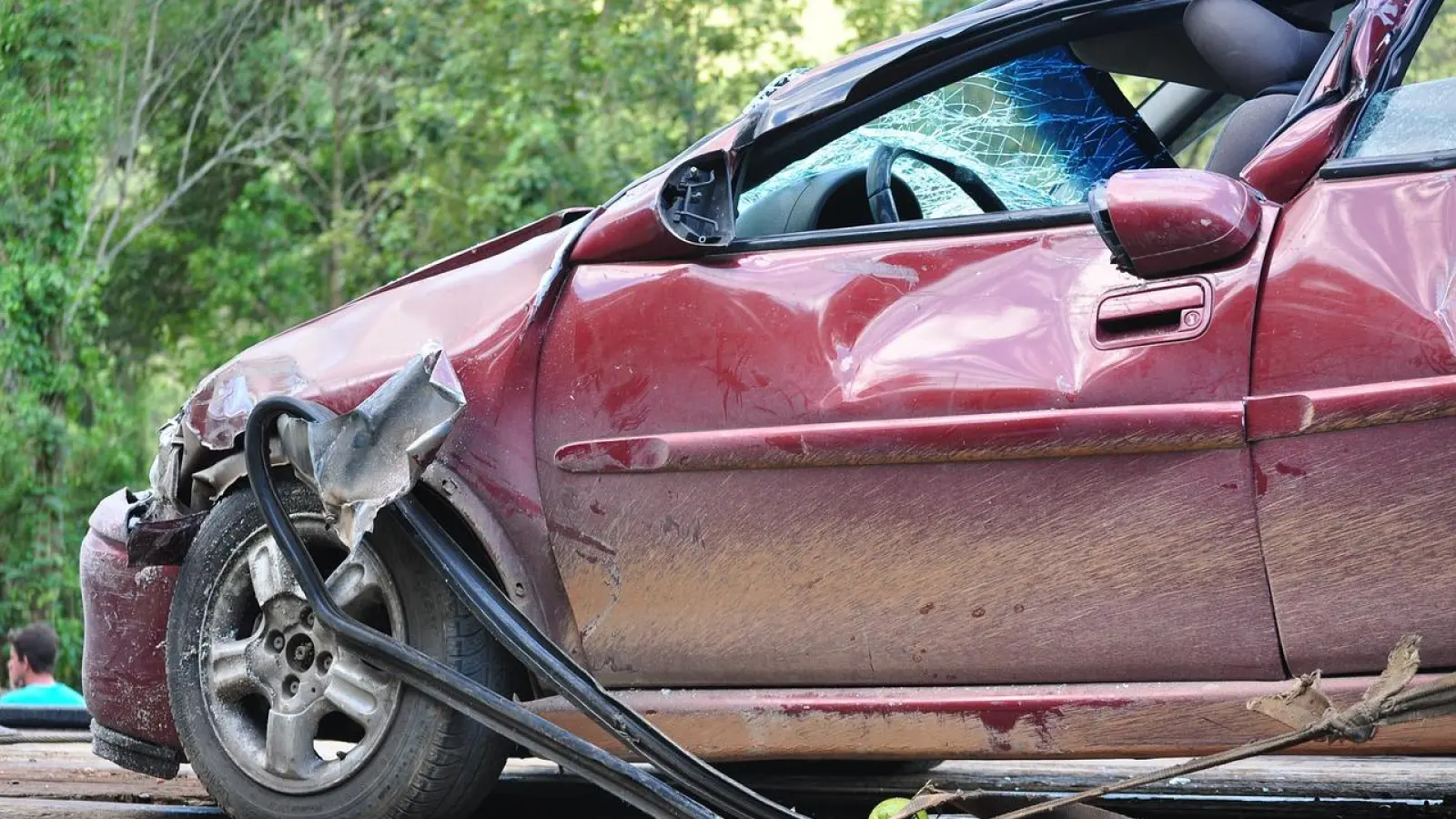 Der Mann konnte sich schwerer verletzt noch aus seinem Fahrzeug befreien. (Foto: Symbolbild)