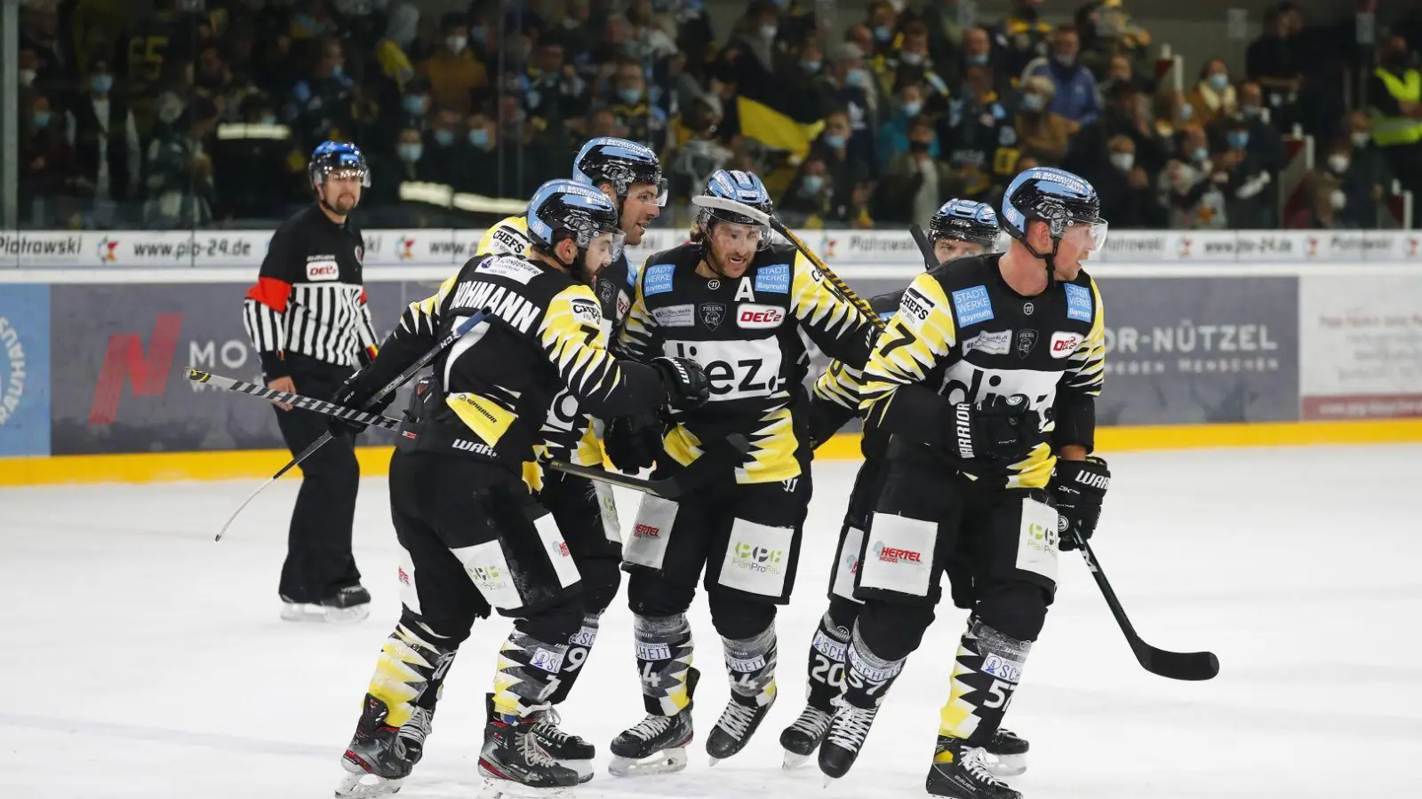 Kurt Davis (Mitte) und der überragende Frederic Cabana waren zwei entscheidende Wegbereiter des 4:2-Auftaktsieges im Derby gegen die Selber Wölfe. (Foto: Peter Kolb)