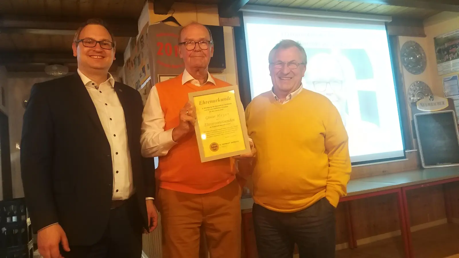 V.l.: Stefan Schuh, Sportbürgermeister der Stadt Bayreuth und 1. Vorsitzender FC Eintracht Bayreuth, Günter Heyer, Ehrenvorsitzender FC Eintracht Bayreuth und Wolfgang Rätzer, 2. Vorsitzender FC Eintracht Bayreuth.  (Foto: FC Eintracht Bayreuth)