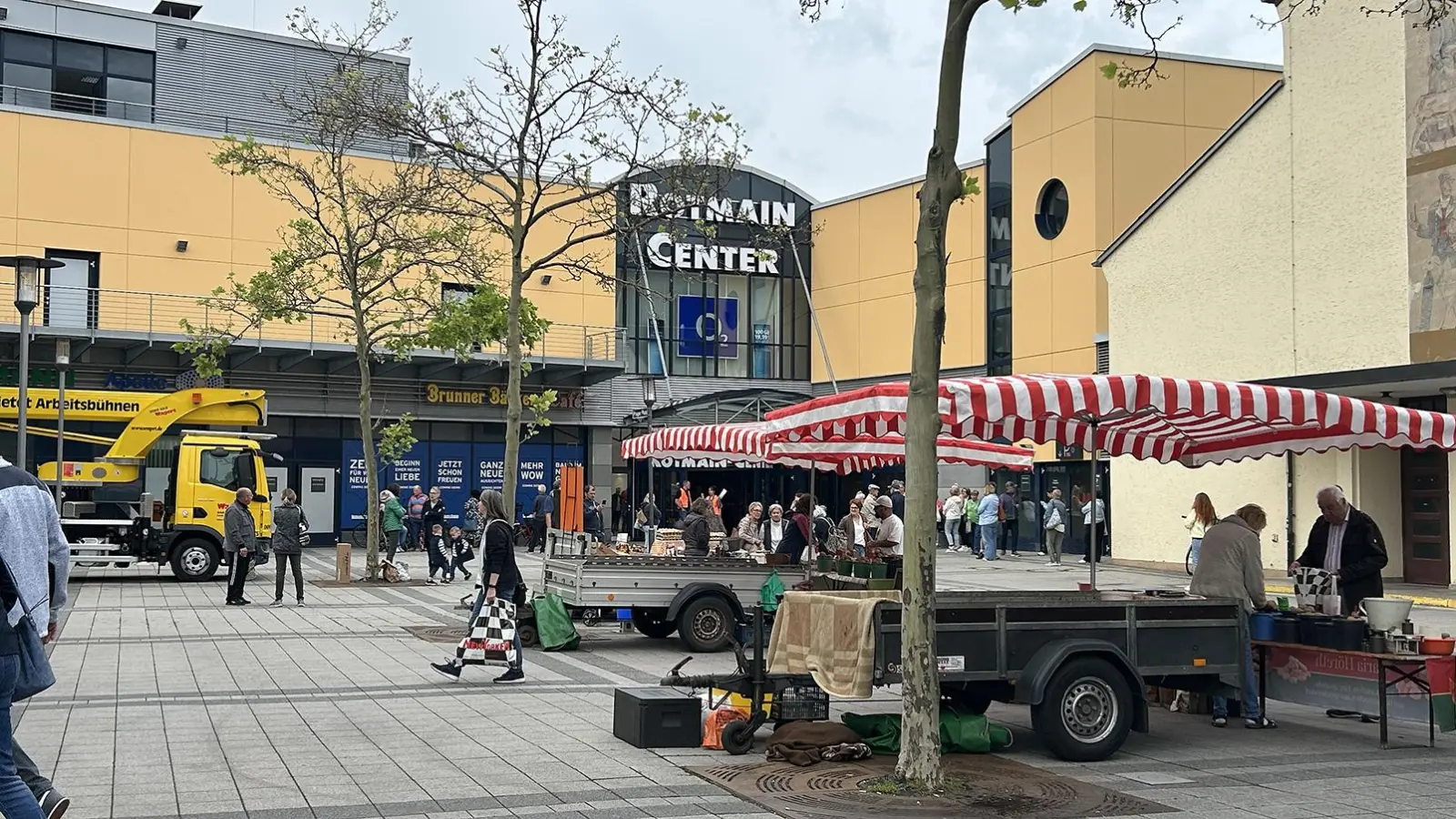 Während das Einkaufszentrum geräumt wird, läuft der Wochenmarkt weiter. (Foto: gmu)