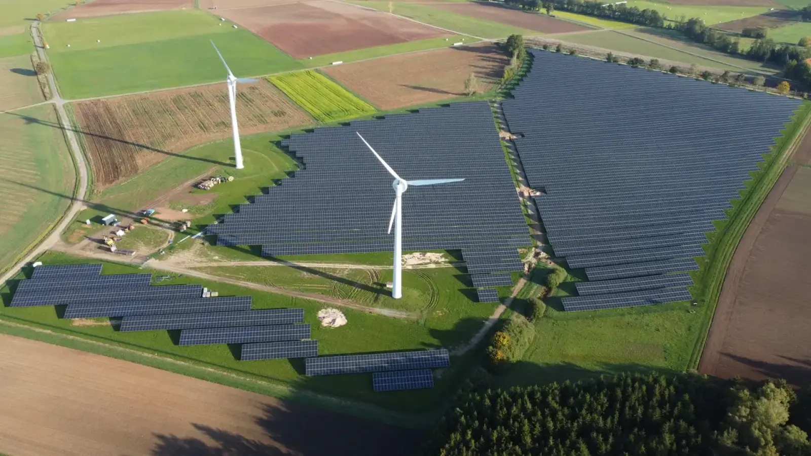 Die Stadt leitet für die geplanten Freiflächenphotovoltaikanlagen bei Hagenreuth ein Bauleitverfahren zur Aufstellung eines Bebauungsplans und Änderung des Flächennutzungsplans ein. (Foto: red)