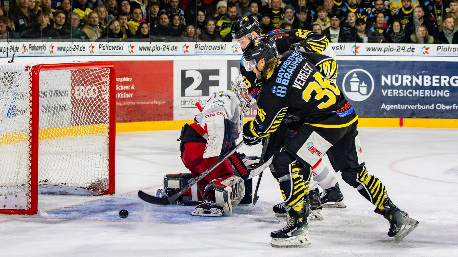 Kapitän Sam Verelst (vorne, hier kürzlich im Derby gegen die Selber Wölfe) war einziger Torschütze für die onesto Tigers im Spiel bei den Heilbronner Falken. (Foto: Dirk Ellmer)