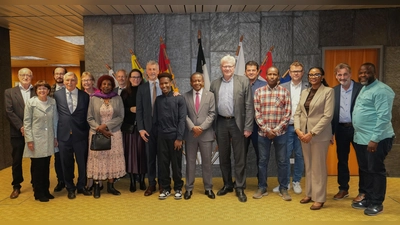 Der Botschafter der Vereinigten Republik Tansania, Hassani Iddi Mwamweta (8. v. re.), ist bei seinem Besuch im Rathaus von Oberbürgermeister Thomas Ebersberger (7. v. re.) begrüßt worden. (Foto: Stadt Bayreuth)