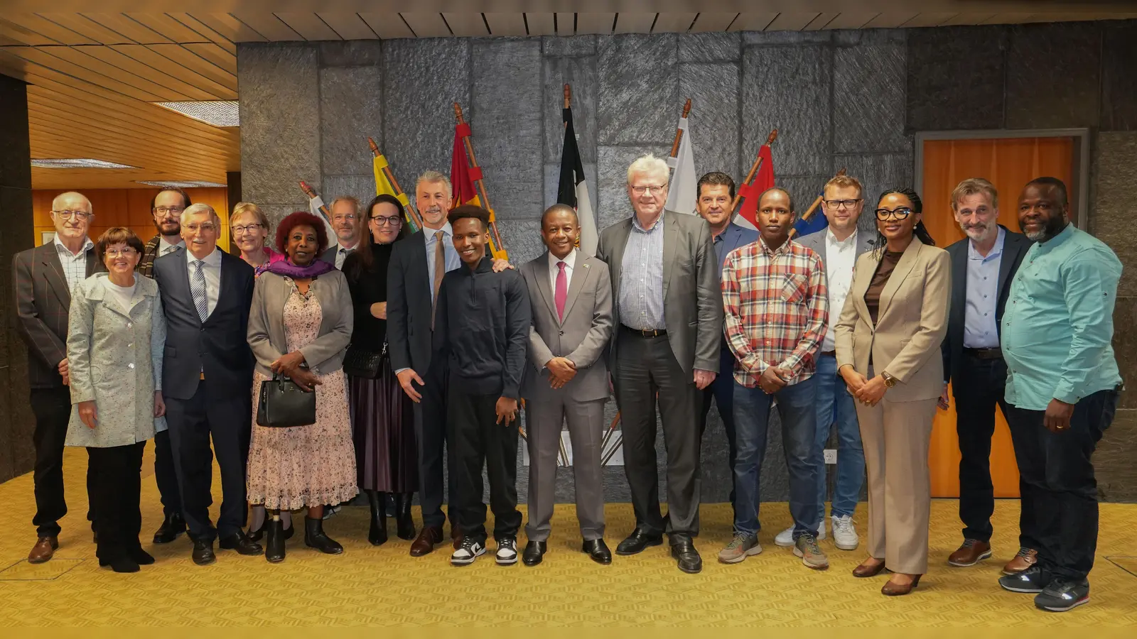 Der Botschafter der Vereinigten Republik Tansania, Hassani Iddi Mwamweta (8. v. re.), ist bei seinem Besuch im Rathaus von Oberbürgermeister Thomas Ebersberger (7. v. re.) begrüßt worden. (Foto: Stadt Bayreuth)