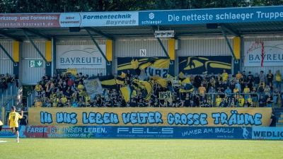 Die Fans der Altstadt träumen weiter von höheren Zielen, wie sie gestern beim Punktspielauftakt gegen die Bundesligareserve des FC Augsburg kundtaten. Der Verein hat jetzt die Grundlagen für eine weitere nachhaltige Entwicklung gelegt. (Foto: SpVgg Bayreuth/Simon Helfensdörfer)
