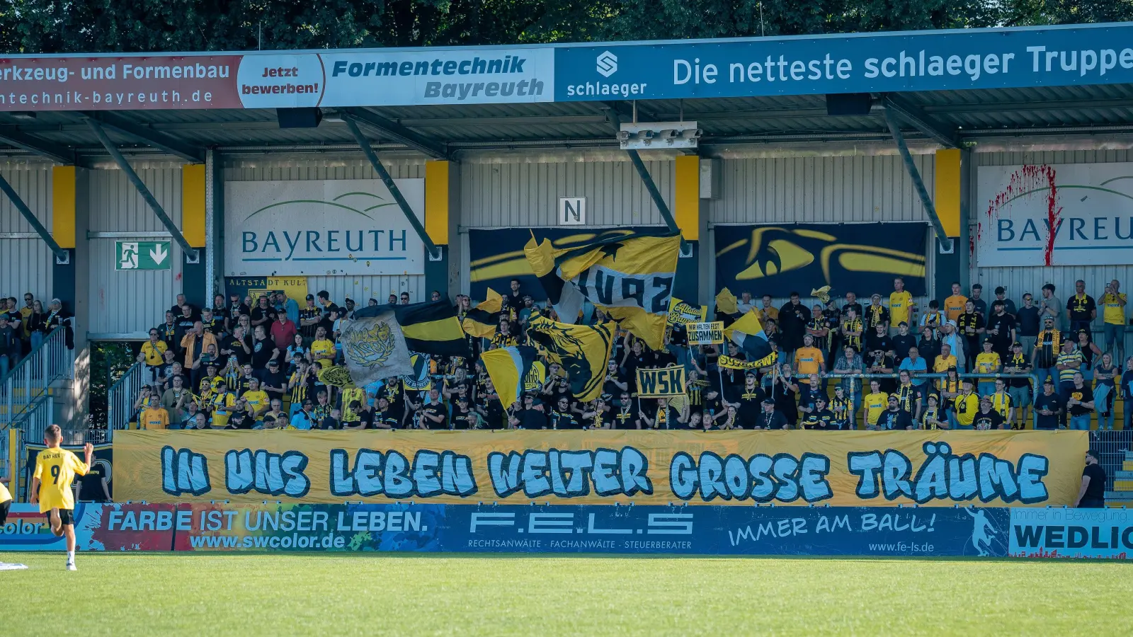 Die Fans der Altstadt träumen weiter von höheren Zielen, wie sie gestern beim Punktspielauftakt gegen die Bundesligareserve des FC Augsburg kundtaten. Der Verein hat jetzt die Grundlagen für eine weitere nachhaltige Entwicklung gelegt. (Foto: SpVgg Bayreuth/Simon Helfensdörfer)
