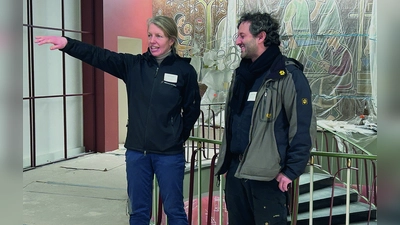 Judith Konnerth und Dr. Björn Rodday führen die Besucher durch die Baustelle Friedrichsforum. (Foto: gmu)