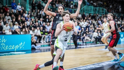 Pointguard Noah Wabersich (am Ball) wird nach einem Kreuzbandriss im rechten Knie in der laufenden Saison nicht mehr für den BBC Bayreuth spielen können. (Foto: Thorsten Ochs)