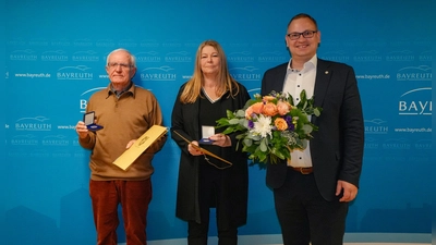 Bürgermeister Stefan Schuh überreichte bei der ersten Sitzung der Stadtbezirksvorsteherinnen und -vorsteher an Patricia Fuß-Beschta und Gerfried Schieberle (v. re.) di Bayreuth-Medaille in Silber für ihre Verdienste als Distriktsvorsteher. (Foto: Stadt Bayreuth)