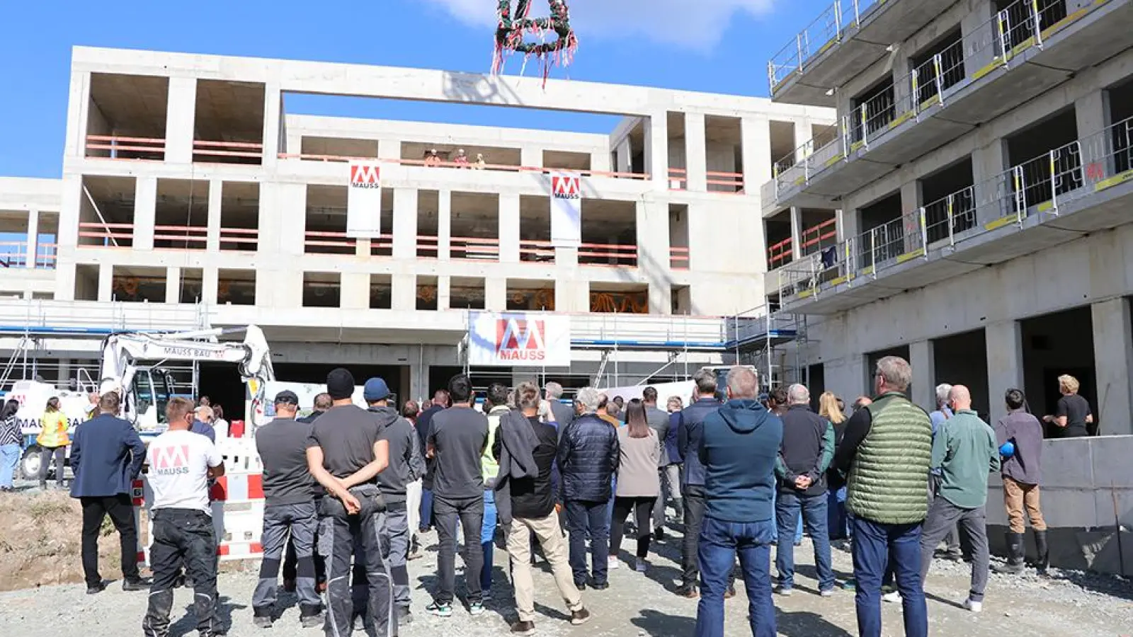 Der Rohbau steht: Mit dem Richtfest feiert die Deutsche Rentenversicherung (DRV) Nordbayern den nächsten großen Schritt auf dem Weg zu einer der modernsten Rehazentren Deutschlands.<br> (Foto: red )