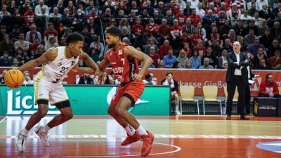 KeVaughn Allen (am Ball) war im Hinspiel in Gießen (Bild) Topscorer des BBC Bayreuth. (Foto: GIESSEN 46ers/Hendrik Bildat)