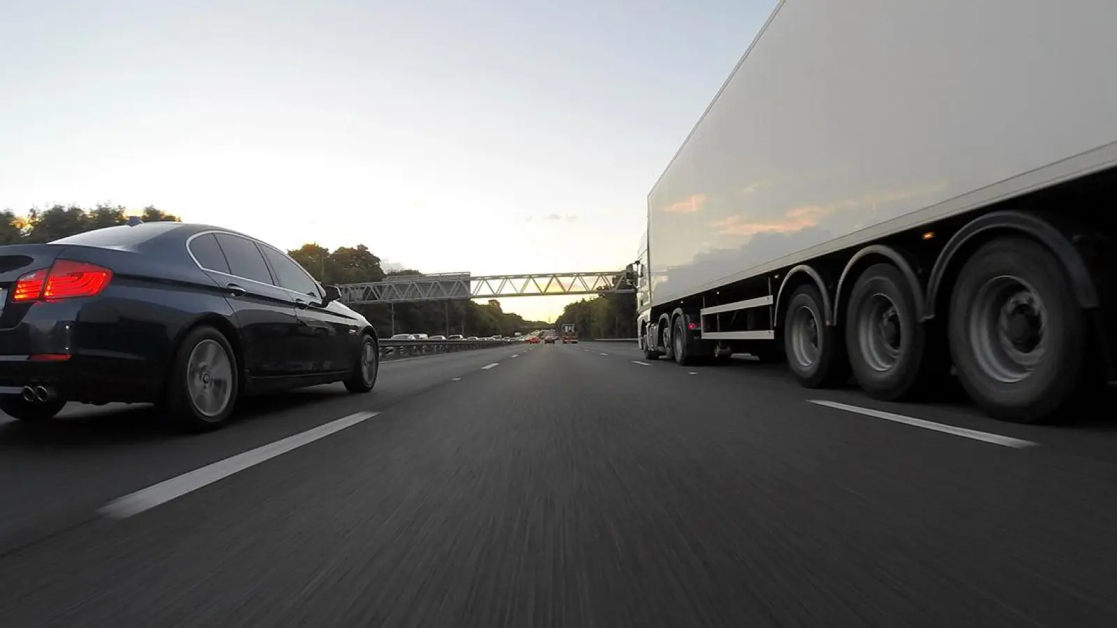 A9 bei Bayreuth: Lkw kippt um und droht abzustürzen - Fahrer verletzt (Foto: Symbolbild: pixabay)