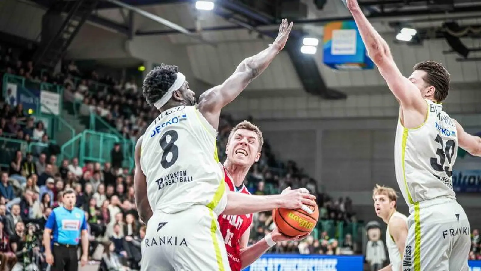 Center Nat Diallo (links) in vollem Einsatz bei seinem vorerst letzten Einsatz für den BBC am 21. Februar im Heimspiel gegen die RheinStars Köln. (Foto: Thorsten Ochs)