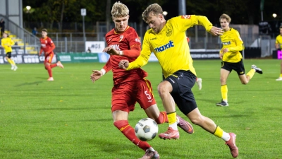 Ein ähnlich harter Kampf wie im Hinspiel (Bild) erwartet die Altstadt auch am Sonntag im Rückspiel bei der Bundesligareserve des FC Augsburg. (Foto: Dirk Ellmer)