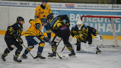 Der Bayreuther Goalie Ilya Andryukhov (rechts) wird wie bereits am Sonntag gegen Stuttgart (Bild) auch in Heilbronn angeschlagen das Tor der onesto Tigers hüten. (Foto: Archiv/sd)