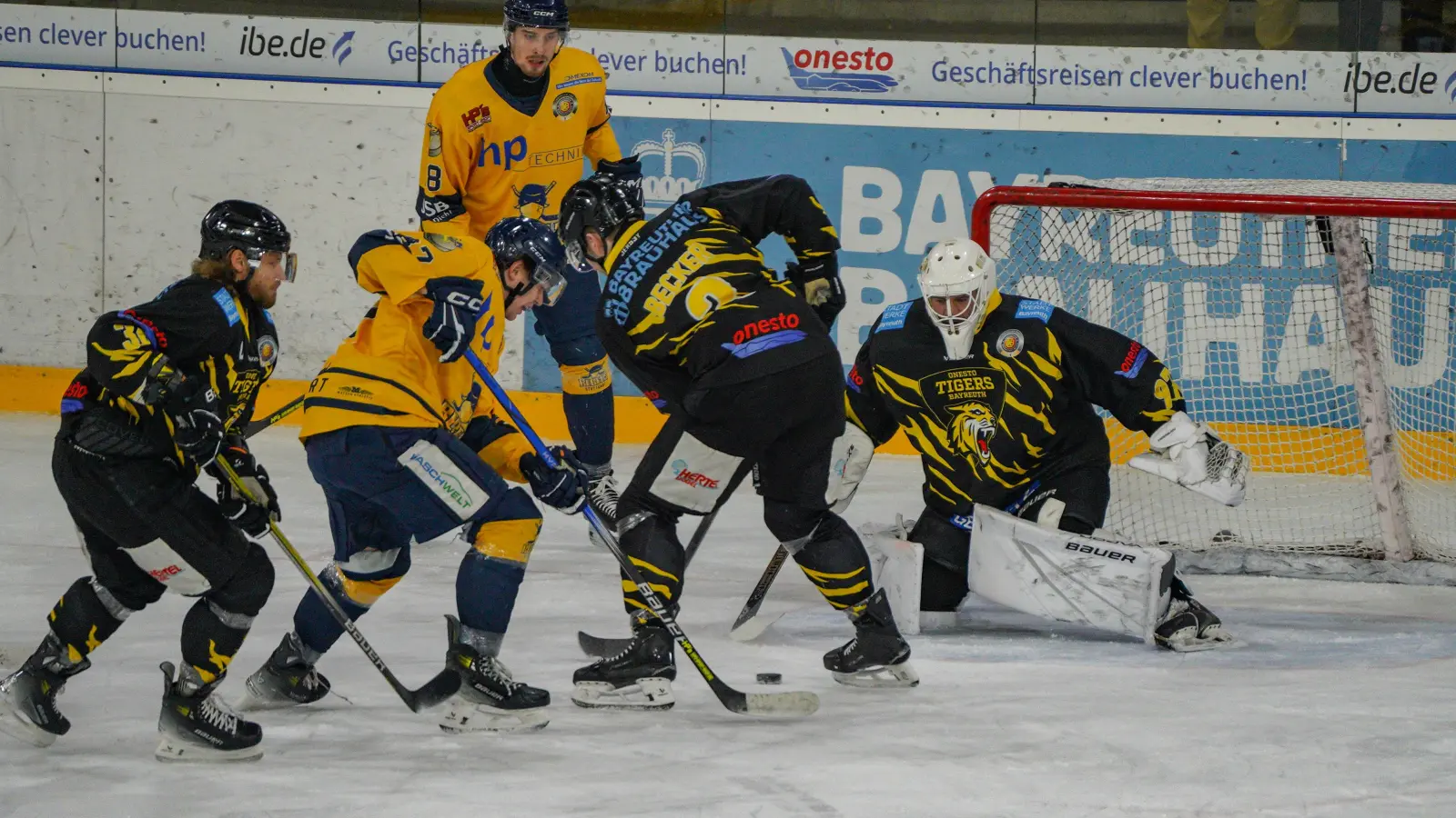 Auch OB Thomas Ebersberger ist sehr daran interessiert, dass im Städtischen Kunsteisstadion weiterhin höherklassiges Eishockey geboten werden kann. (Foto: Archiv/sd)