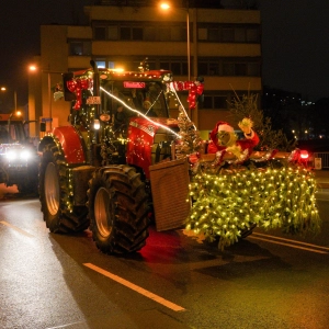 Die weihnachtlich geschmückte Traktoren fuhren am Samstagabend wieder durch Bayreuth.  (Foto: Stefan Dörfler )