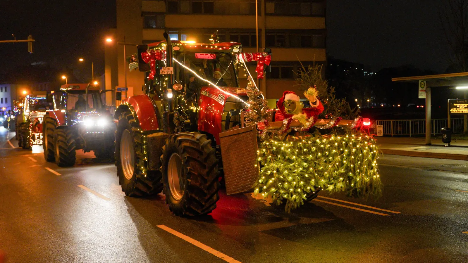 Die weihnachtlich geschmückte Traktoren fuhren am Samstagabend wieder durch Bayreuth.  (Foto: Stefan Dörfler )