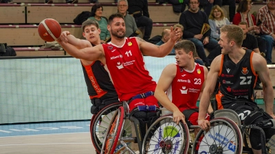 Dario Schulz (am Ball, hier in der Partie gegen Hannover United am vergangenen Wochenende) war überragender Bayreuther Akteur im heutigen Spiel des RSV gegen die Thuringia Bulls. (Foto: Archiv/Stefan Dörfler)