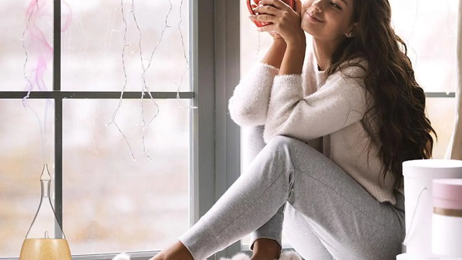 Eine Duftlampe vernebelt naturreine ätherische Öle und kann für Ausgeglichenheit sorgen. (Foto: Foto: djd/www.kurland24.de/Leika production/Adobe Stock)