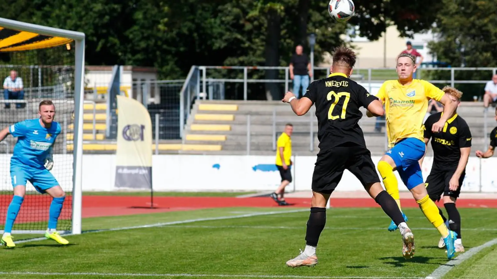 Hier köpft Ivan Knezevic gegen Pipinsried den zwischenzeitlichen Ausgleich. (Foto: Peter Kolb)