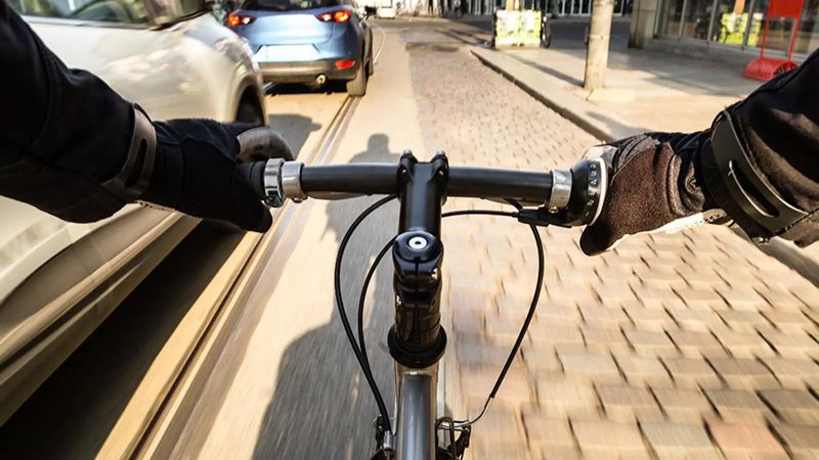 Beim Überholen von Radfahrern sollte unbedingt ein Mindestabstand von 1,5 Metern eingehalten werden. (Foto: djd/Deutscher Verkehrssicherheitsrat/David.Sch - stock.adobe.com)