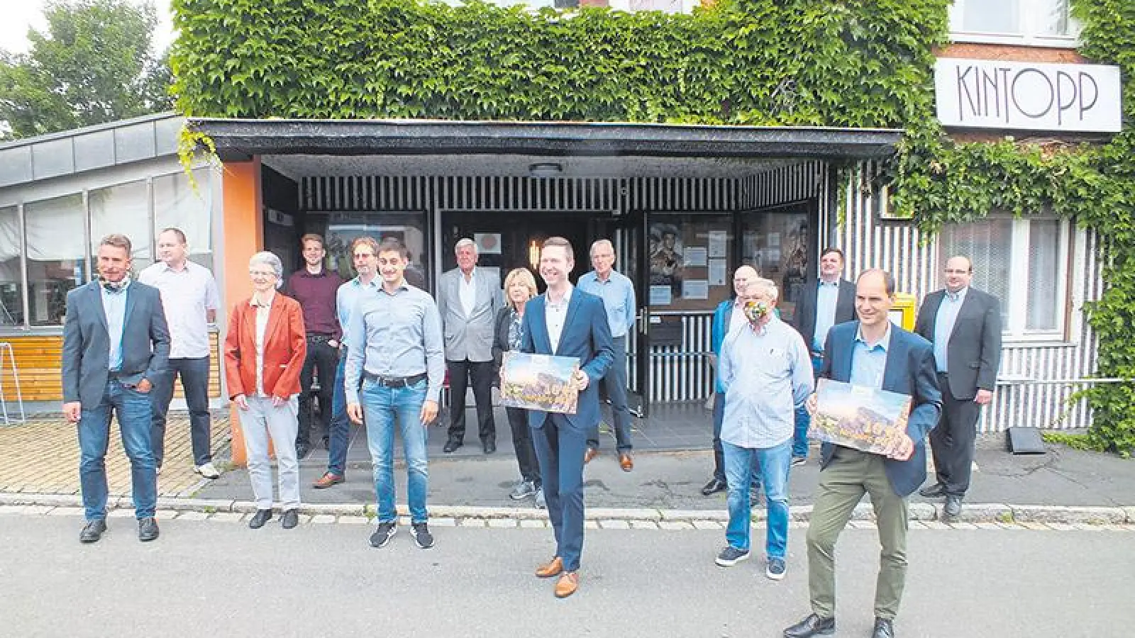 Landrat Florian Wiedemann, der Vorsitzende der ILE „Rund um die Neubürg/Fränkische Schweiz“ (siebter von rechts), der Hollfelder Bürgermeister Hartmut Stern (zweiter von rechts) und weitere Behördenvertreter, Kommunalpolitiker aus dem westlichen Landkreis sowie die Macher des Hollfelder Kinos gaben den offiziellen Startschuss für das Projekt „Neubürg-Geld“. (Foto: Roland Schmidt)