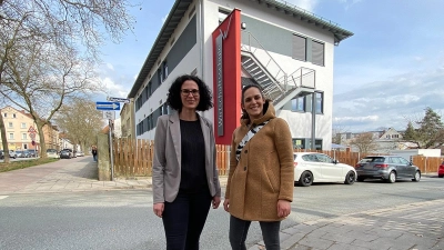 Haben ihren Antrag für die 5. Klasse durchgebracht: Luisa Funke-Barjak (li.) und Angelique Lautner (re.) vor der Städtischen Wirtschaftsschule in der Brandenburger Straße. Mitantragstellerin Dr. Silke Launert war am Tag der Entscheidung abwesend. (Foto: Lenkeit)