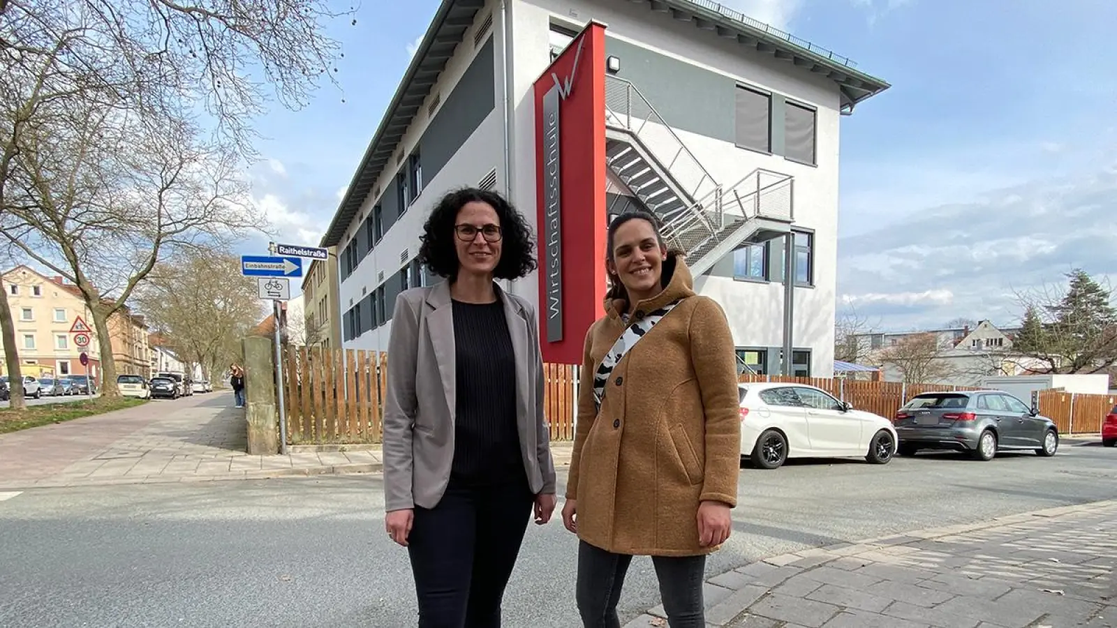 Haben ihren Antrag für die 5. Klasse durchgebracht: Luisa Funke-Barjak (li.) und Angelique Lautner (re.) vor der Städtischen Wirtschaftsschule in der Brandenburger Straße. Mitantragstellerin Dr. Silke Launert war am Tag der Entscheidung abwesend. (Foto: Lenkeit)