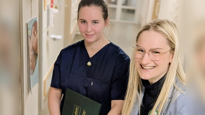 Pflegedirektorin Franziska Maidorn (rechts) gratulierte Franziska Plank. (Foto: red )