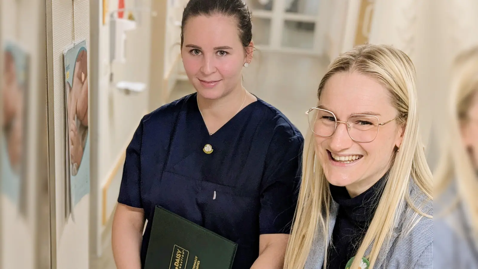 Pflegedirektorin Franziska Maidorn (rechts) gratulierte Franziska Plank. (Foto: red )