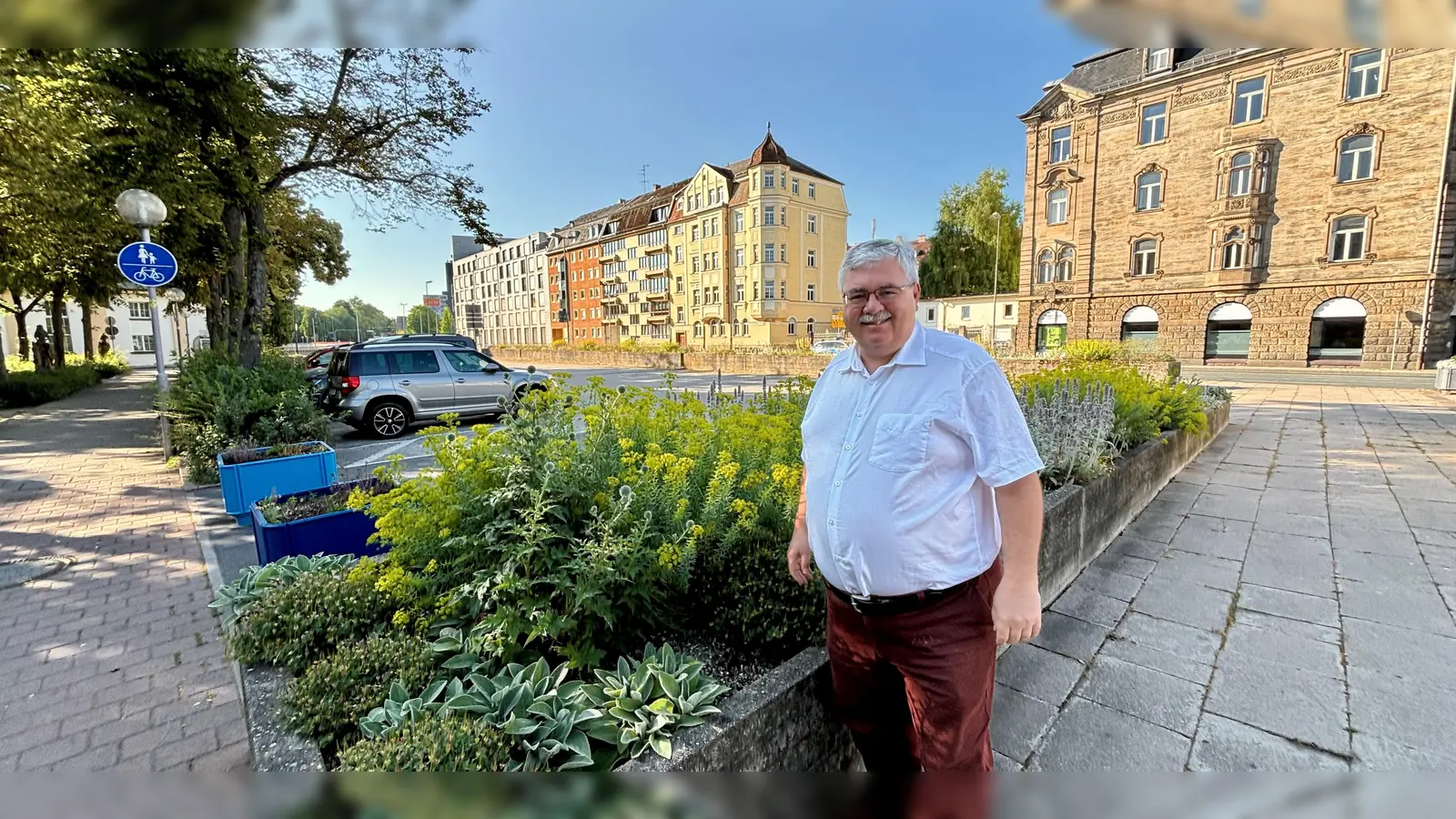 Stadtgartenamtsleiter Robert Pfeifer verrät im Gartentipp für den Juni die vielfältigen Vorzüge von Stauden. (Foto: Stadt Bayreuth )