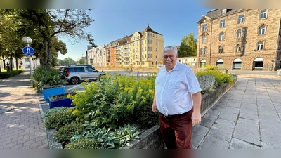 Stadtgartenamtsleiter Robert Pfeifer verrät im Gartentipp für den Juni die vielfältigen Vorzüge von Stauden. (Foto: Stadt Bayreuth )