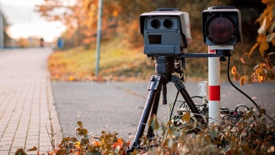 Ein Blitzer am Straßenrand. (Symbolbild: Adobe Stock)