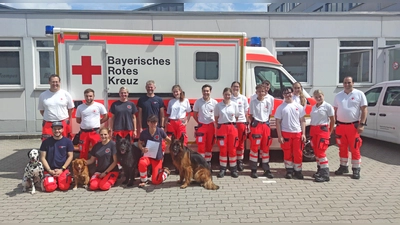 Ehrenamtliche Mitglieder der BRK-Bereitschaften aus Stadt und Landkreis Bayreuth haben das Upgrade ihrer Sanitäter-Ausbildung nach neuem Ausbildungskonzept „SanBox“ erfolgreich abgeschlossen. Mit im Bild: Mischa Nietfeld (stv. Kreisbereitschaftsleiter BRK-Kreisverband Bayreuth). (Foto: BRK Bayreuth)