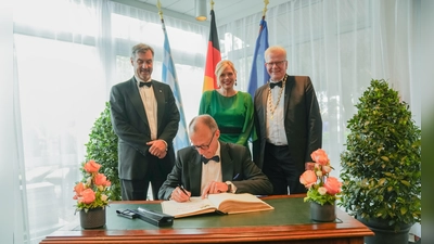 Bundeskanzler Friedrich Merz, Bundestagspräsidentin Julia Klöckner und der Bayerische Ministerpräsident Dr. Markus Söder zur Verewigung im Goldenen Buch der Stadt. (Foto: Stadt Bayreuth)