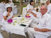 Gemütliche Atmosphäre und alles ganz in weiß: So war das Diner en blanc in Bindlach.  (Foto: sd)