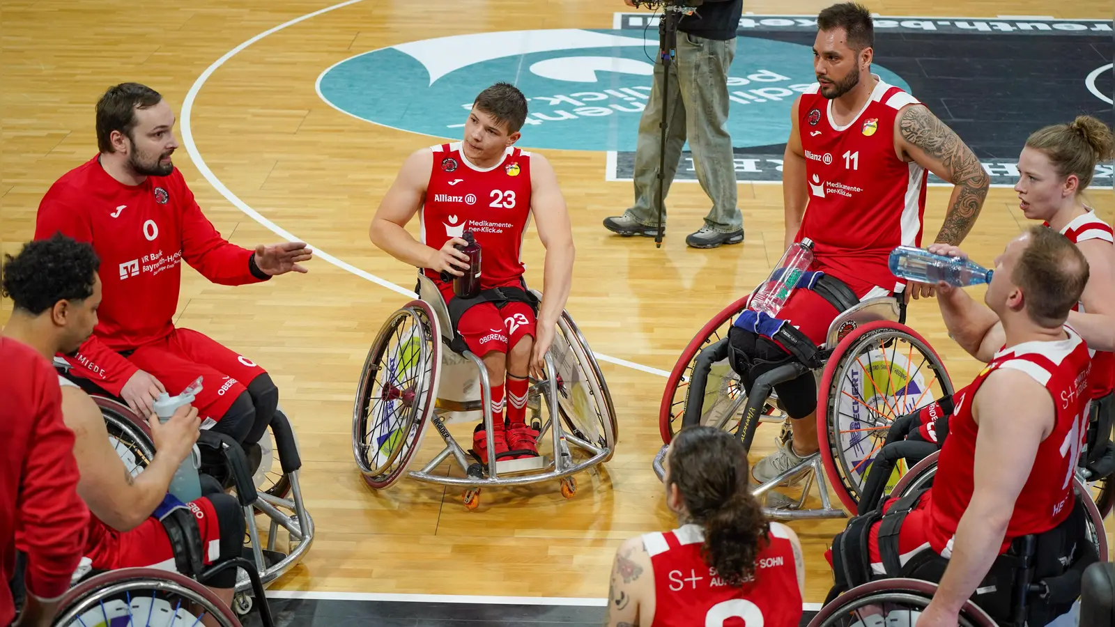 Teammanager Sebastian Gillsch (links) gibt dem Team des RSV bei einer Auszeit Anweisungen. Dritter von rechts Center Dario Schulz, der Topscorer der Partie in Trier. (Foto: Archiv/Stefan Dörfler)
