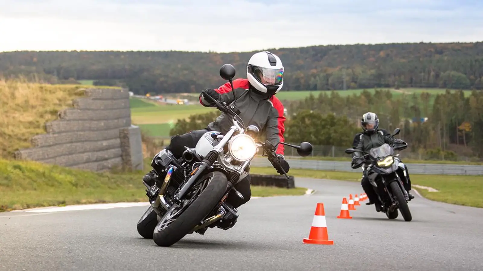 Teilnehmer des ADAC Motorradtrainings üben Slalom-Fahren. Foto: ADAC (Foto: ADAC)