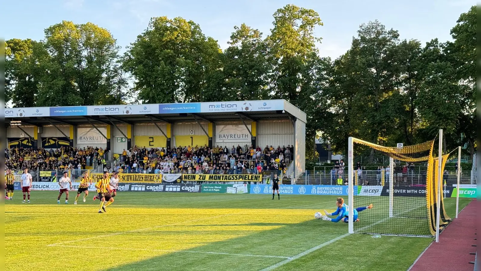 Edwin Schwarz scheiterte kurz vor der Halbzeit mit seinem Elfmeter an Club-Keeper Jan Reichert.  (Foto: sd)
