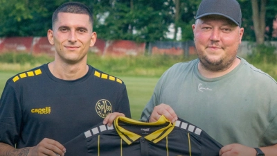 Der neue Mittelfeldregisseur Denis Latifovic mit Cheftrainer Lukas Kling. (Foto: SpVgg Bayreuth)