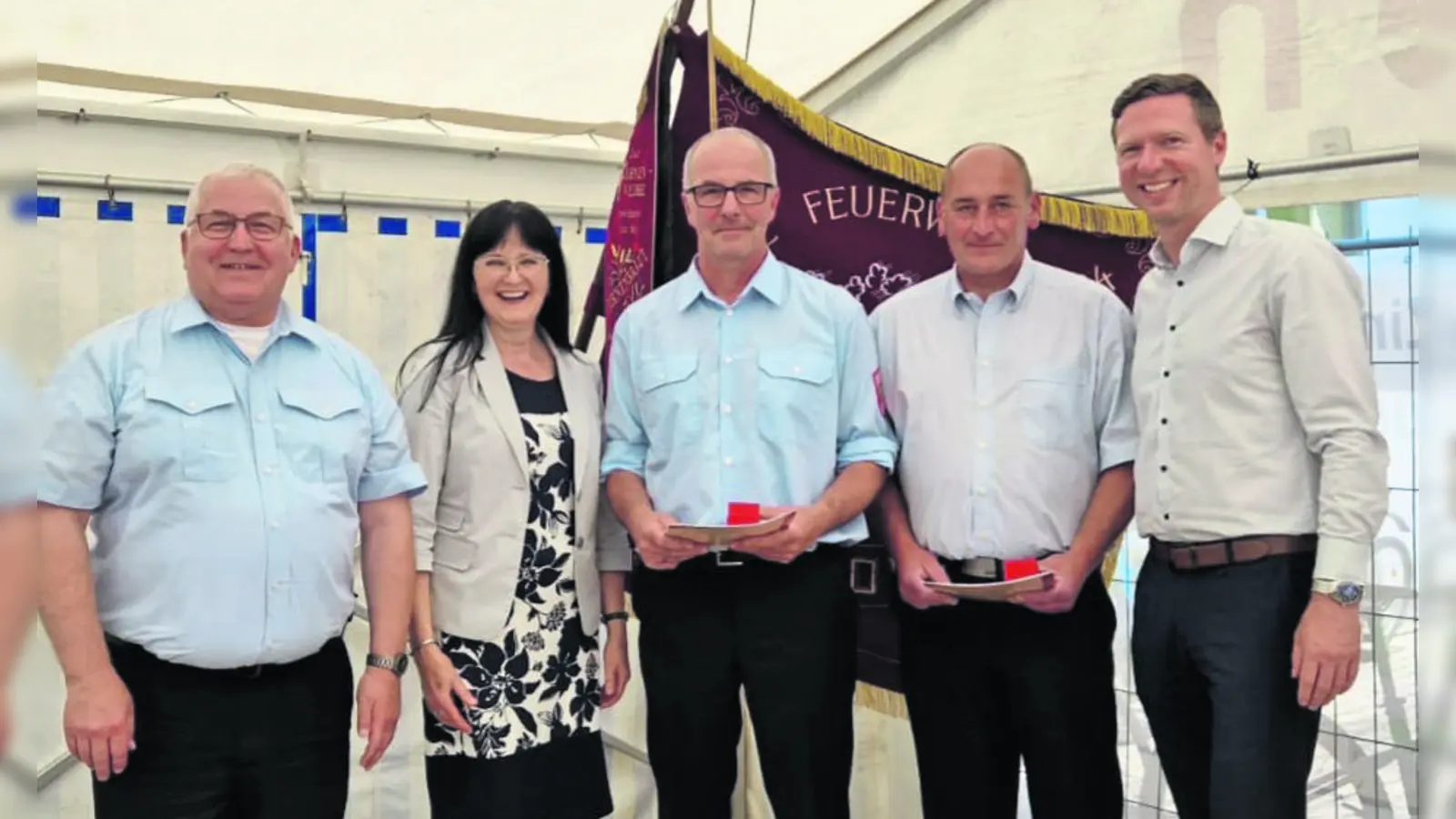 Kreisbrandrat Hermann Schreck (links), Bürgermeisterin Sybille Pichl (2. v. l.) und Landrat Florian Wiedemann (rechts) zeichneten Michael Uhl (Mitte) und Kommandant Helmut Zeitler (2. V. l.) für 40-jährige aktive Dienstzeit bei der Feuerwehr Donndorf aus.  (Foto: red )