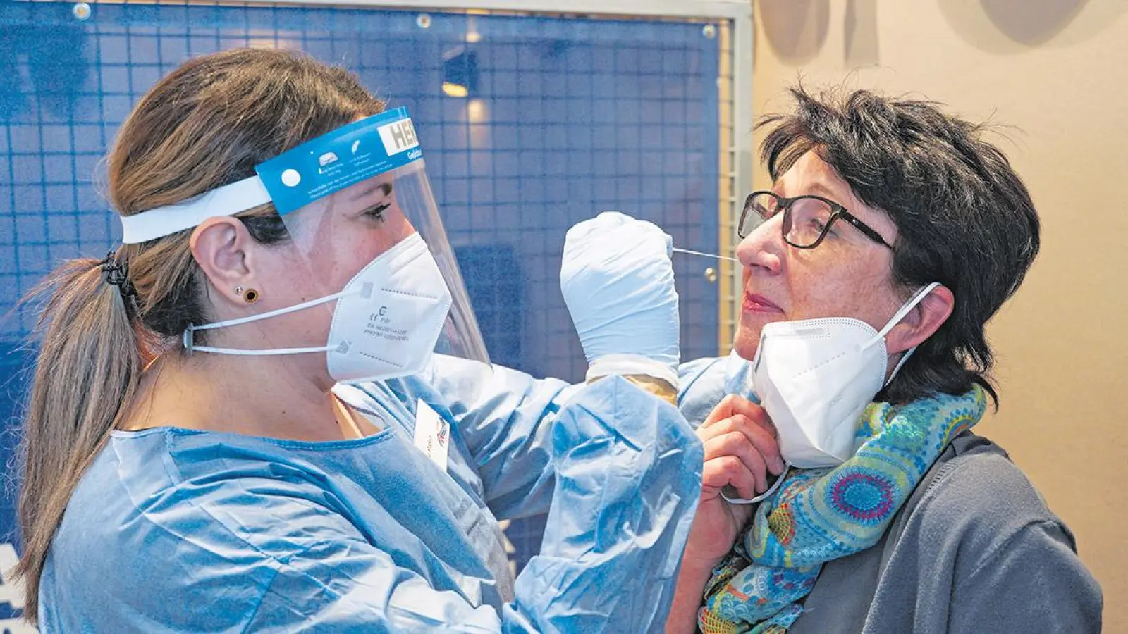 Beim Schnelltest wird das Stäbchen in die Nase eingeführt und 15 Minuten später ist das Ergebnis schon da. (Foto: Stefan Dörfler)