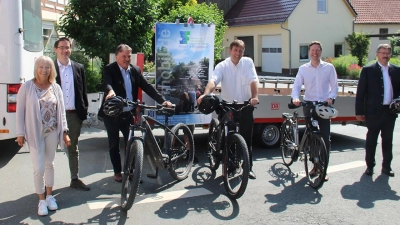 Ina Ott und Florian Hofer von der Omnibusverkehr Franken GmbH (OVF), Kulmbacher Landrat Klaus Peter Söllner, Forchheimer Landrat Dr. Hermann Ulm, Bayreuther Landrat Florian Wiedemann sowie Thomas Thiem, Bürgermeister der Stadt Waischenfeld, stehen in Breitenlesau (Ortsteil v. Waischenfeld) vor dem Fahrradbus. (Foto: red)