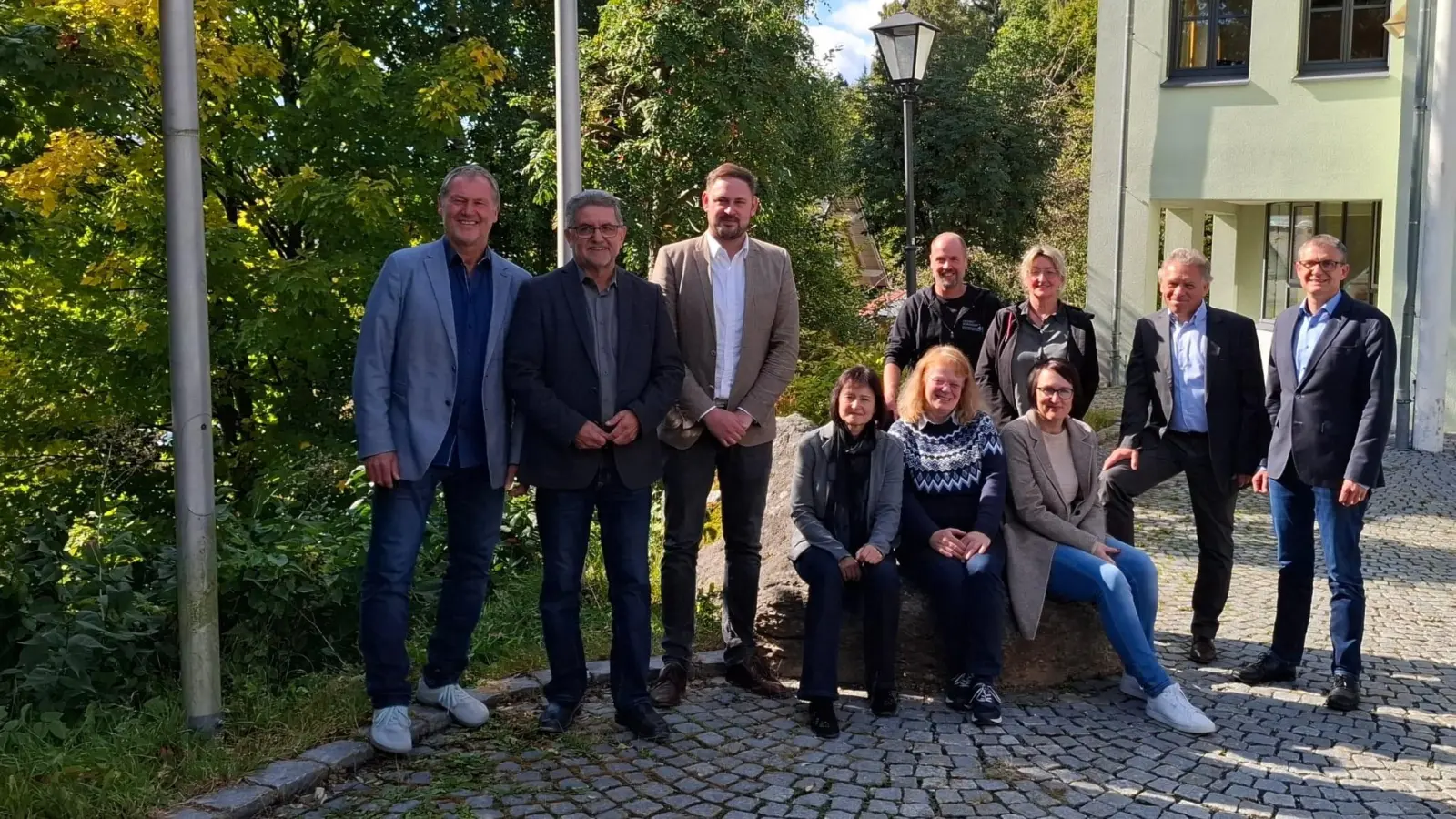 Der neue Tourismusmanager Michael Gersch (rechts) mit seinem Vorgänger Andreas Munder (links daneben) und einem Teil des Teams der Tourist Informationen sowie den Bürgermeistern Axel Herrmann, Franz Tauber und Sebastian Voit.  (Foto: Simone Werner-Ney)