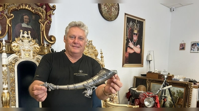 Charly Breitzmann hat das Trinkhorn Richard Wagners erworben. Nun wird es in seinen Geschäftsräumen während der Festspielzeit ausgestellt.  (Foto: jm)