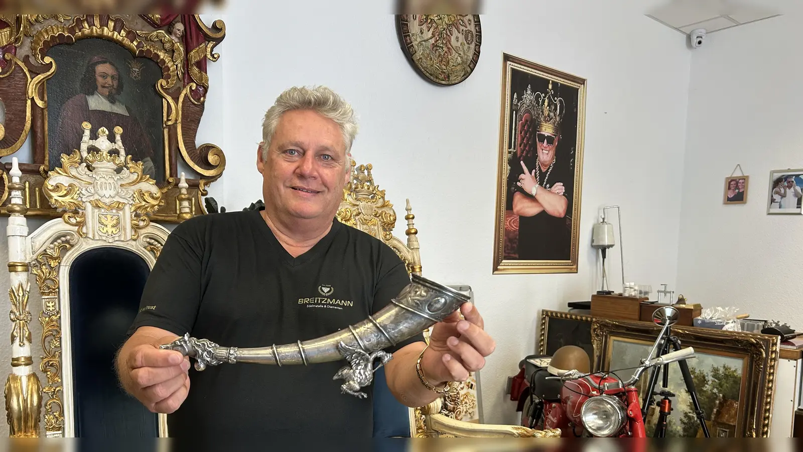 Charly Breitzmann hat das Trinkhorn Richard Wagners erworben. Nun wird es in seinen Geschäftsräumen während der Festspielzeit ausgestellt.  (Foto: jm)