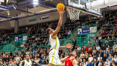 Auf die Leistungsträger wie KeVaughn Allen (am Ball, im Spiel gegen die Artland Dragons) wird es für den BBC Bayreuth auch beim Auswärtsspiel bei Phoenix Hagen ankommen. (Foto: Dirk Ellmer)