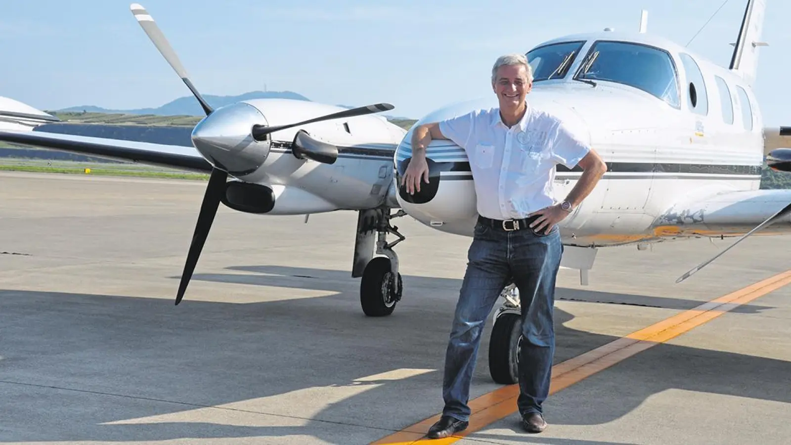 Reiseunternehmer und Stifter Reiner Meutsch vor seinem Flugzeug. (Foto: FLY & HELP)