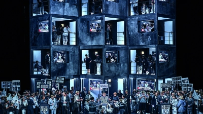 Historische „Rienzi“-Premiere im Festspielhaus: Musikalisch vielfach gelobt, szenisch kontrovers diskutiert: Die Inszenierung sorgte für ein geteiltes Presseecho. Zuspruch erfolgte für die zeitgenössische Deutung des in Rom im 14. Jahrhundert spielenden historischen Stoffes.	<br> (Foto: Bayreuther Festspiele/Enrico Nawrath)